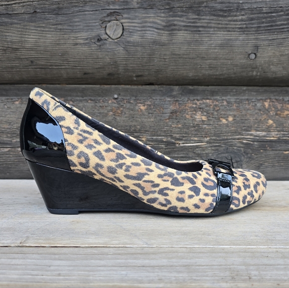Clarks NEW!! Flores Poppy Leopard Suede, Comfort Wedge Pumps. WMS 9M - Picture 1 of 16